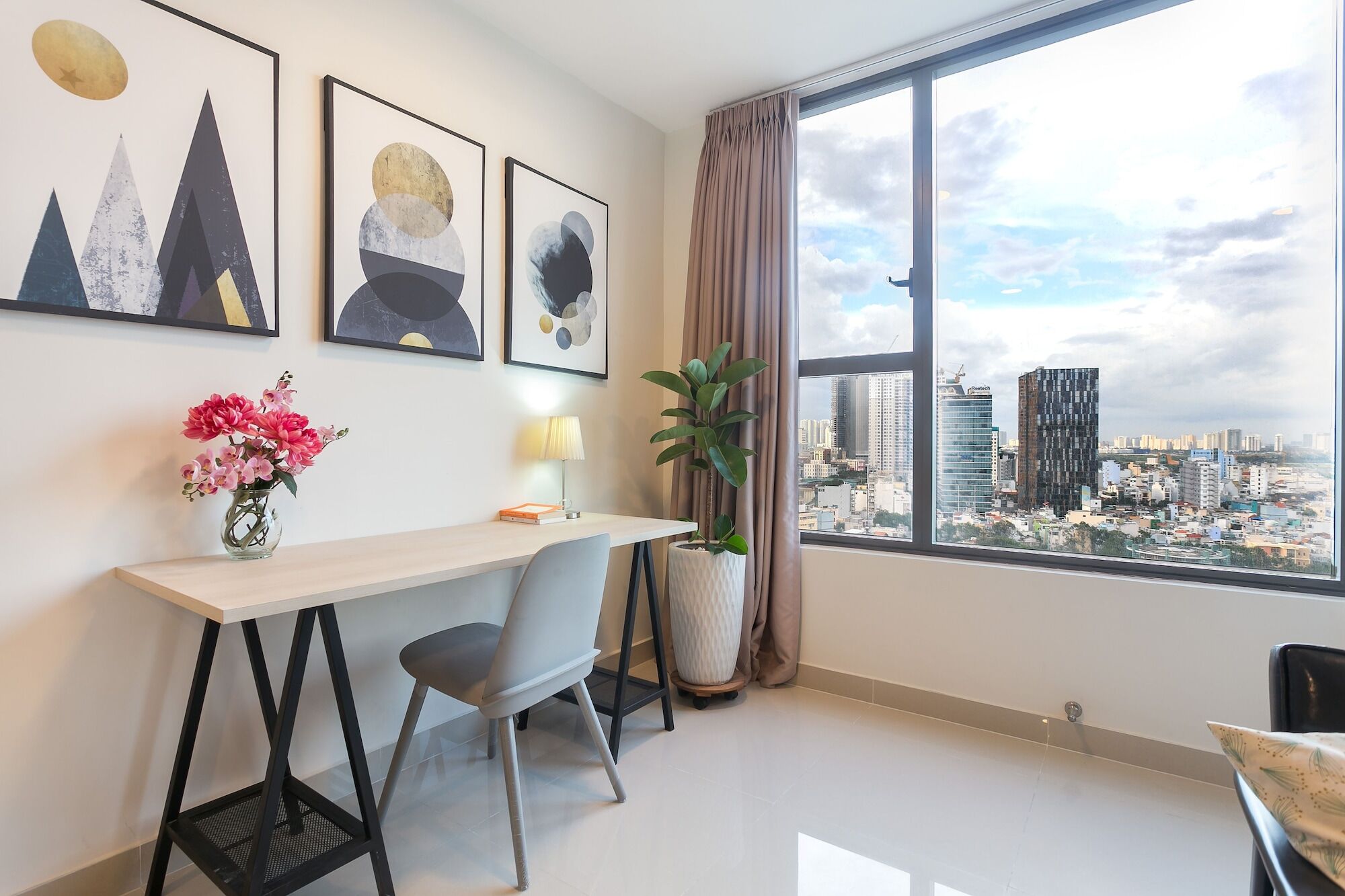 Minimalist Rivergate Apartment *