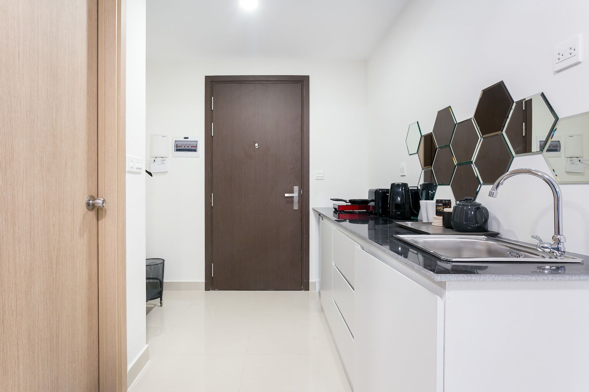 Minimalist Rivergate Apartment