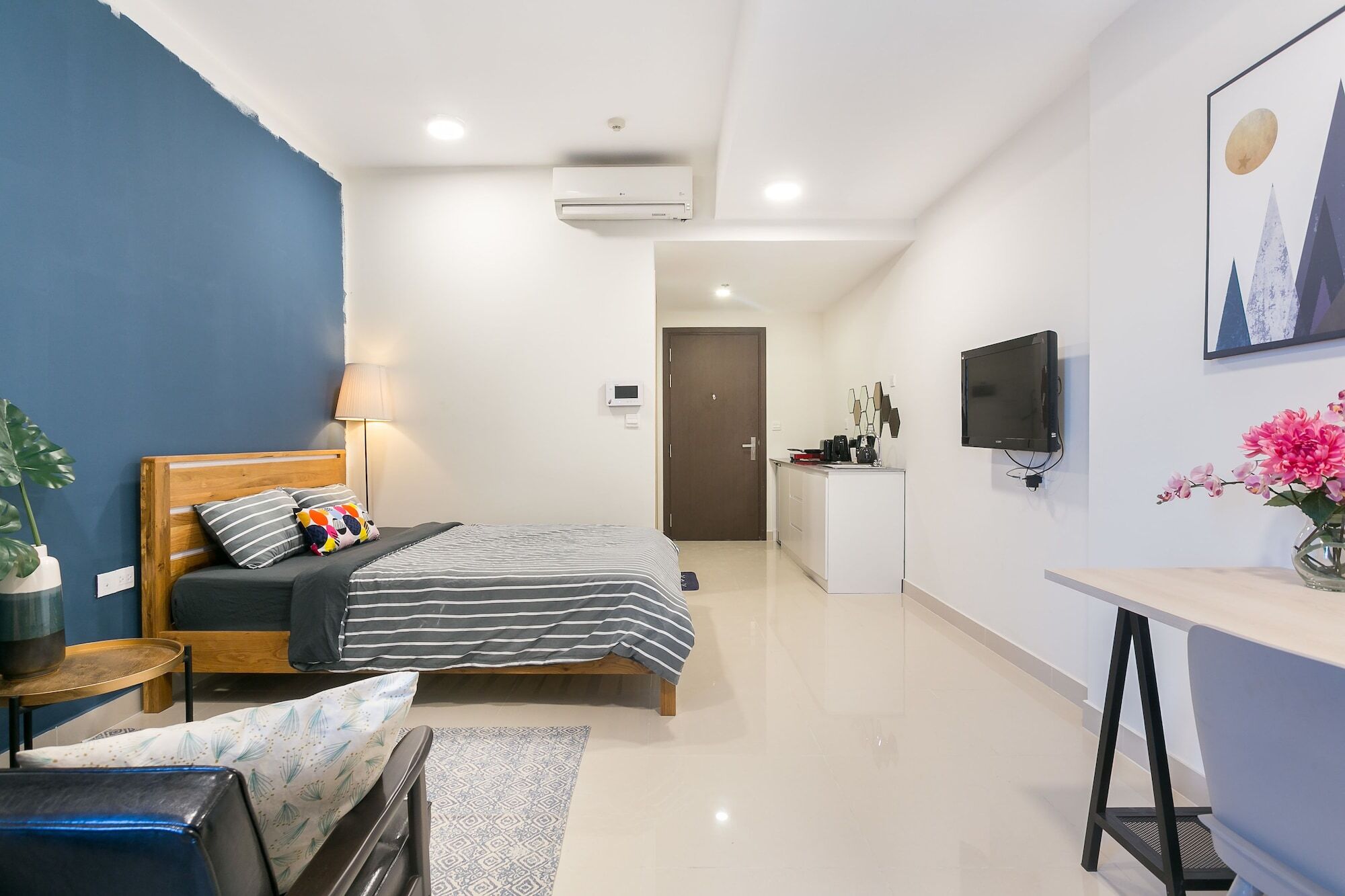 Minimalist Rivergate * Ho Chi Minh City